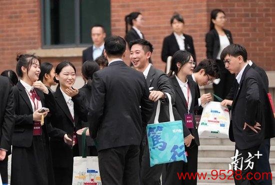 中大学子与台湾后生学子濒临面强烈相易，互赠书签。